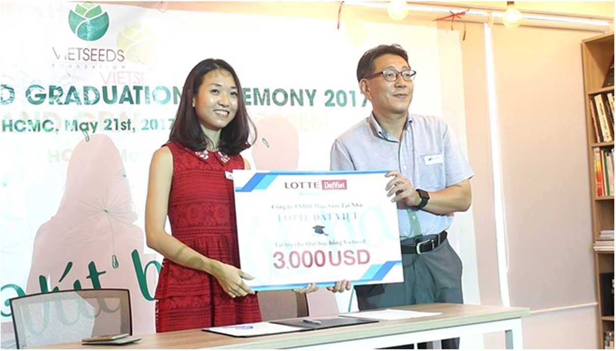 Ông Sohn Byung Sam - dại diện Lotte Đất Việt tài trợ học bổng 3000 USD cho năm học 2017 cho quỹ VietSeed.